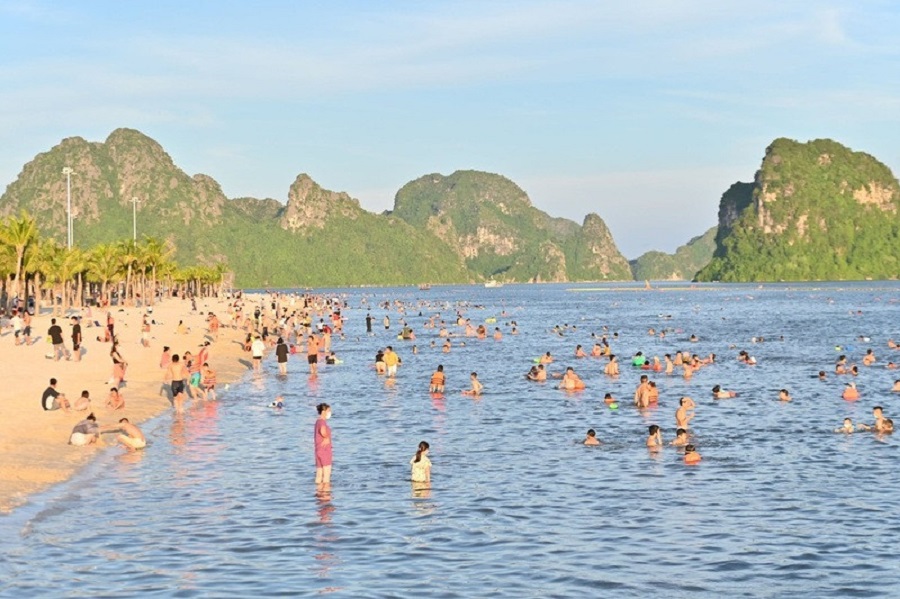 Khám phá kỳ quan thiên nhiên qua tour Hạ Long 1 ngày 4 Khám phá kỳ quan thiên nhiên qua tour Hạ Long 1 ngày